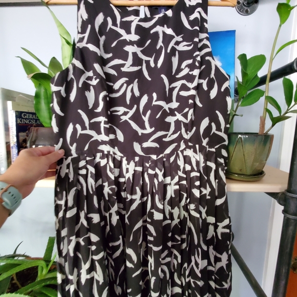 Black and white fit and flare dress - Picture 2 of 3